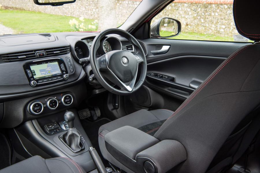 Интерьер Alfa Romeo Giulietta 2016 года  (UK) (фото 23 из 44)